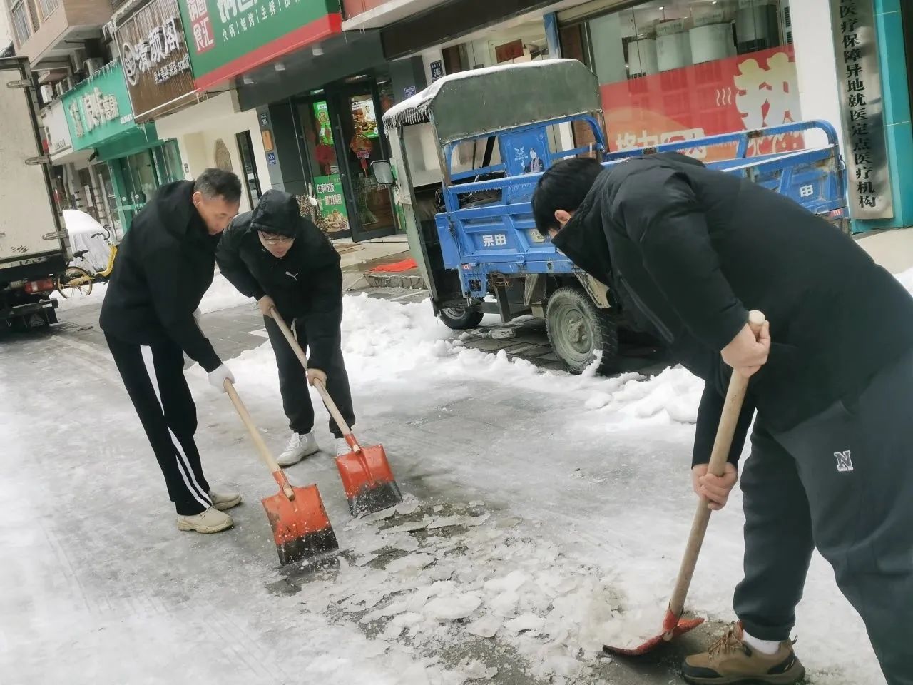 铲冰除雪 温暖相伴——天海集团参与清冰障、除冰冻行动