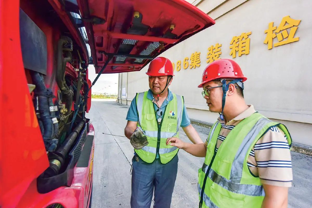 助力黄石建亿吨大港——记湖北省工人先锋号黄石天海航运有限公司港区事业部拖车班