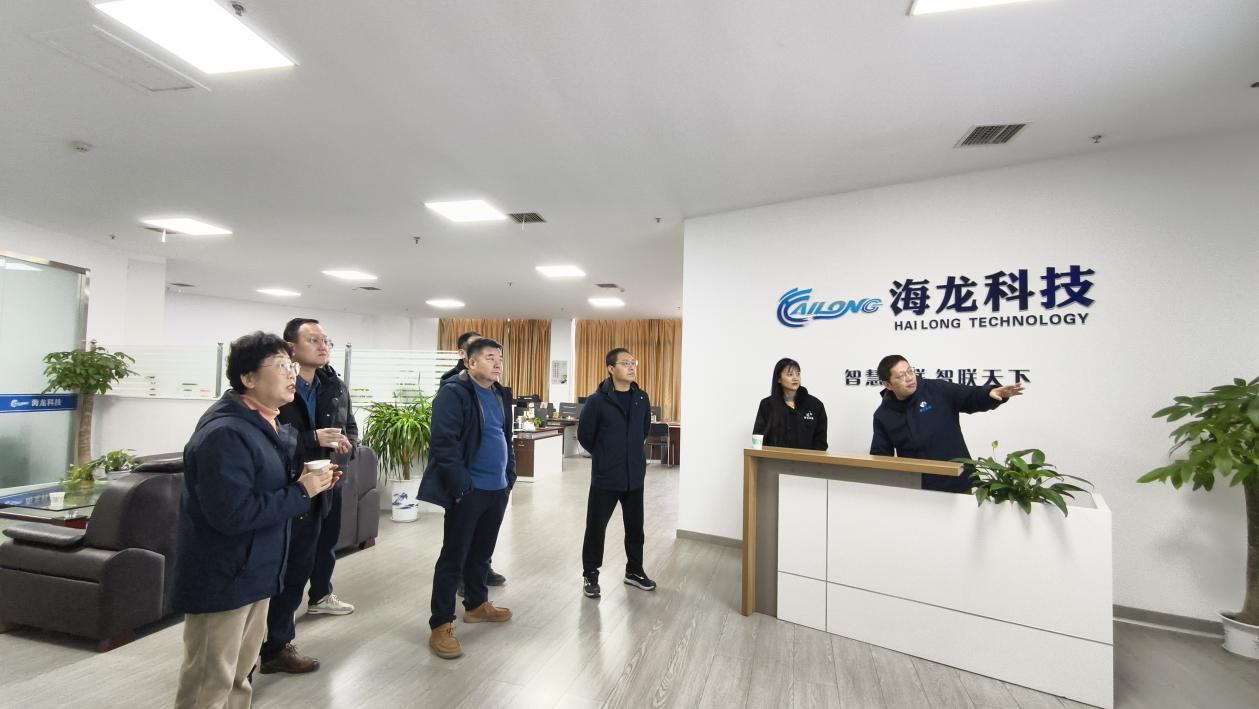 市商务局党组书记、局长吴时宏一行莅临海龙科技，对公司发展情况进行调研