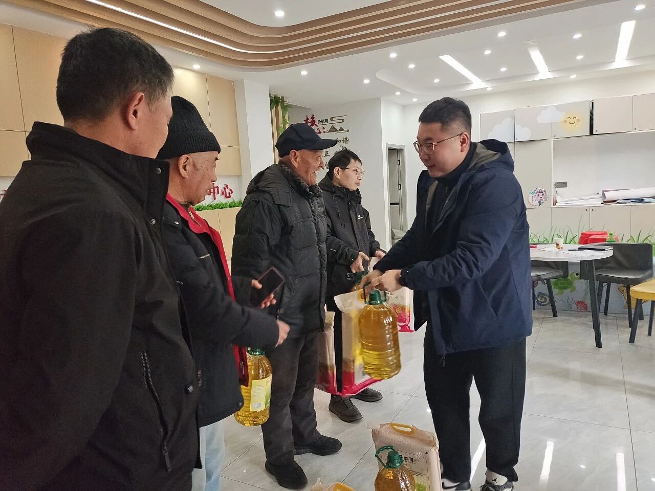 新春送暖显真情 履职为民映初心——黄石港区人大代表张自如参加延安岭社区新春慰问活动